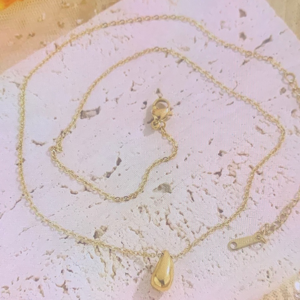 Chic Gold Teardrop Pendant Necklace - Picture 3 of 4